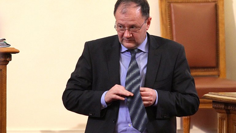 Миков допусна, че е възможно служебното правителство да смени избрания от кабинета „Орешарски" кандидат, но това би показало липсата на последователност и приемственост
