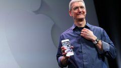 Изпълнителният директор на Apple Тим Кук показва новия телефон и новия iWatch