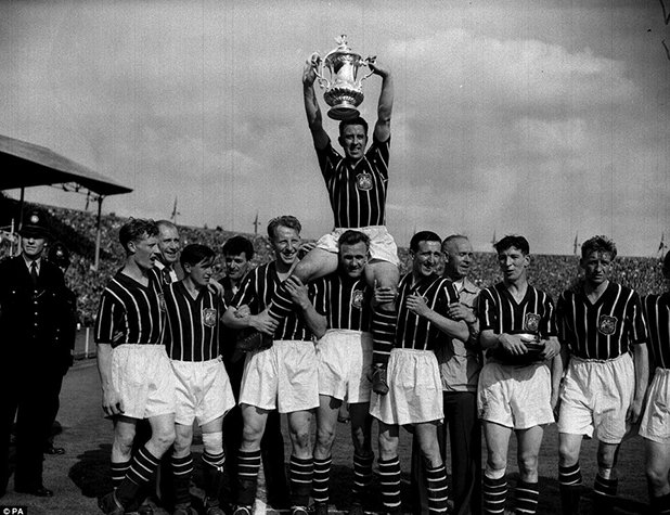 Капитанът на Манчестър Сити Рой Пол е вдигнал ФА къп след 3:1 над Бирмингам на финала през 1956 година. Това беше третият успех на "гражданите" в надпреварата и първи през последните 22 години. Бирмингам, който достига финал и през 1931, никога не е печелил престижния трофей.