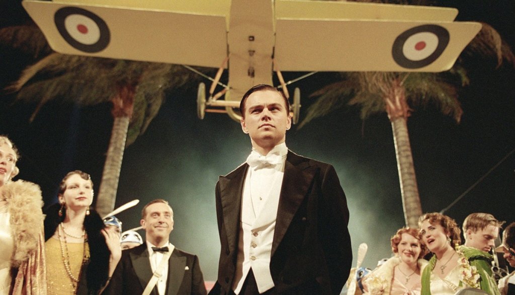 6. Авиаторът (2004 г.)
Авиатор, предприемач, кинодеец, Хауърд Хюз (Леонардо Ди Каприо) е в компанията на едни от най-великите в Холивуд (Катрин Хепбърн, в ролята – Кейт Бланшет, и Ава Гарднър, в ролята – Кейт Бекинсейл). Ролята печели първата 