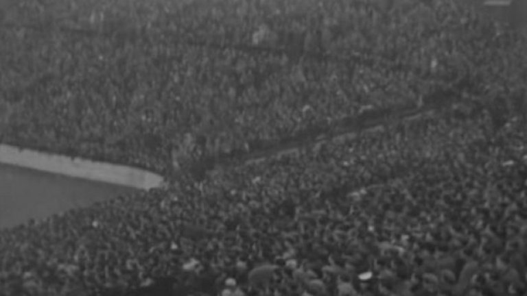 
6. Манчестър Юнайтед
Интересно е, че Юнайтед поставя рекорда от 83 260 зрители на стадиона на Сити - "Мейн Роуд". Той е от 17 януари 1948 г. срещу Арсенал, а "дяволите" домакинстват на съоръжението на съседите заради щетите на "Олд Трафорд" от Втората световна война.