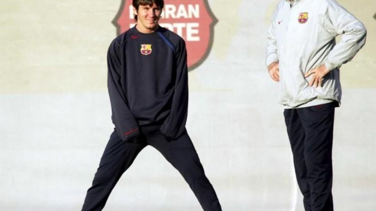 Февруари 2004-а
Около 9 месеца преди да дебютира с първия тим на Барселона Меси подписа първия си професионален договор. Това обаче не е най-важният документ, който аржентинецът подписва, за да стане част от каталунския клуб – както е известно първото му споразумение е подписано заедно с Карлес Рексач на салфетка през декември 2000-а.