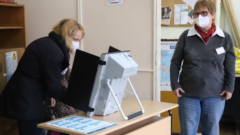 Все още се пресмята дали настоящите 9400 машини ще стигнат за предстоящия вот