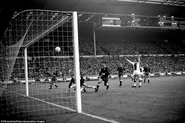 Още един финал на "Уембли". Годината е 1971, а Аякс печели с 2:0 над Панатинайкос, като по този начин грандът от Амстердам изкачи европейския връх за първи път в историята си.