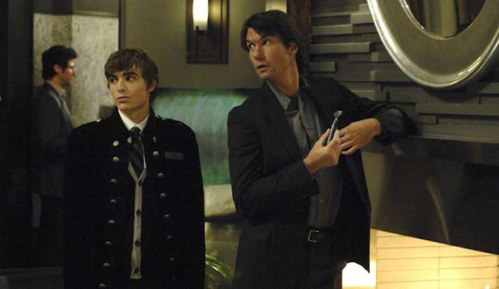 Do Not Disturb (2008)  
Критиците: “Този сериал може да погребе жанра ситком.”