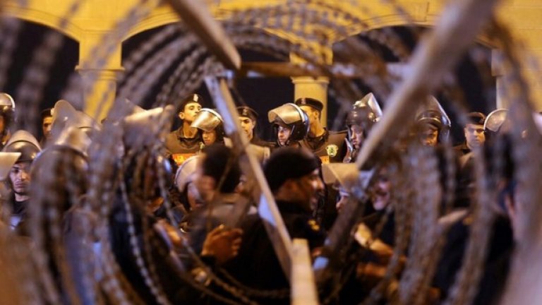 Близо 30 човека загинаха в Кайро по време на мач на Замалек, когато феновете на отбора се сбиха с полицията.