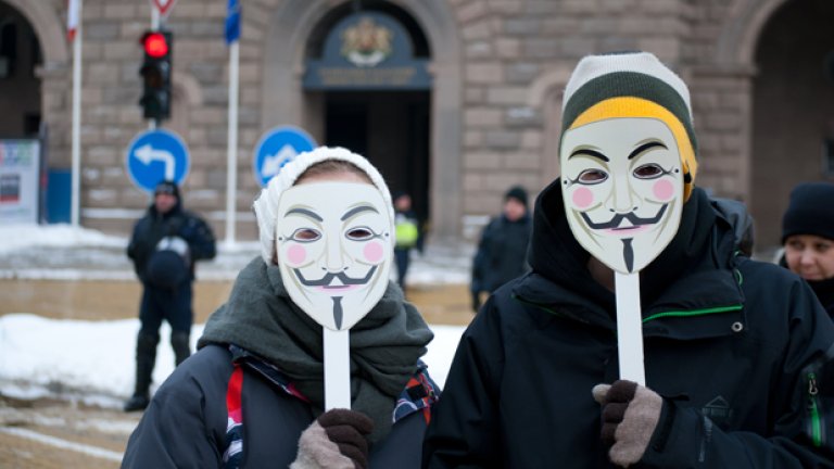 През пролетта в Европа и у нас имаше протести срещу инициативите ACTA, SOPA и PIPA. Това са съкращения, зад които се крие едно абстрактно, но координирано от различни правителства зло, което под привидно благовидни предлози се опитва да надене букаи на свободата в мрежата