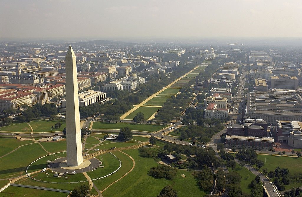 1024px-US_Navy_030926-F-2828D-307_Aerial_view_of_the_Washington_Monument