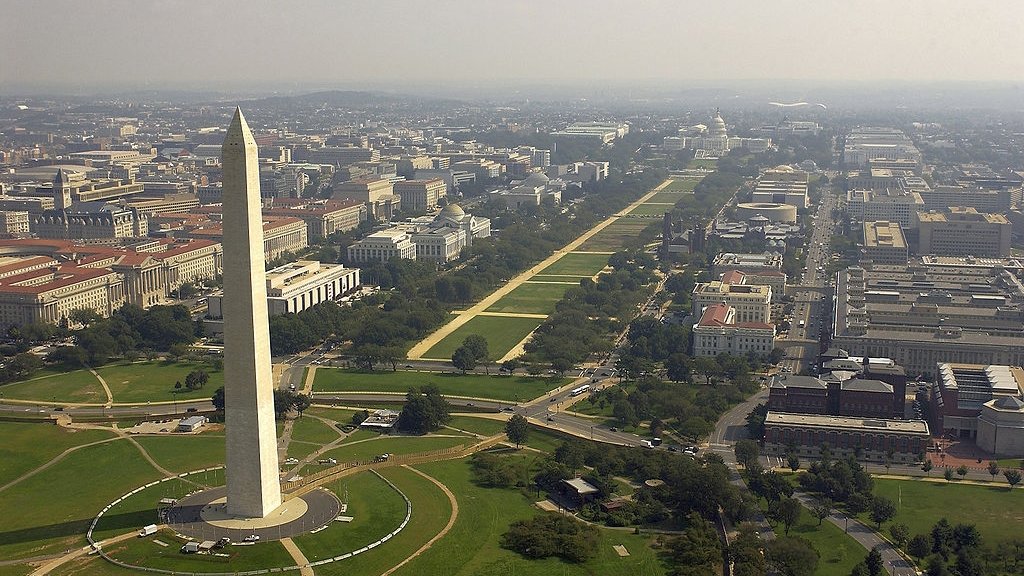 1024px-US_Navy_030926-F-2828D-307_Aerial_view_of_the_Washington_Monument