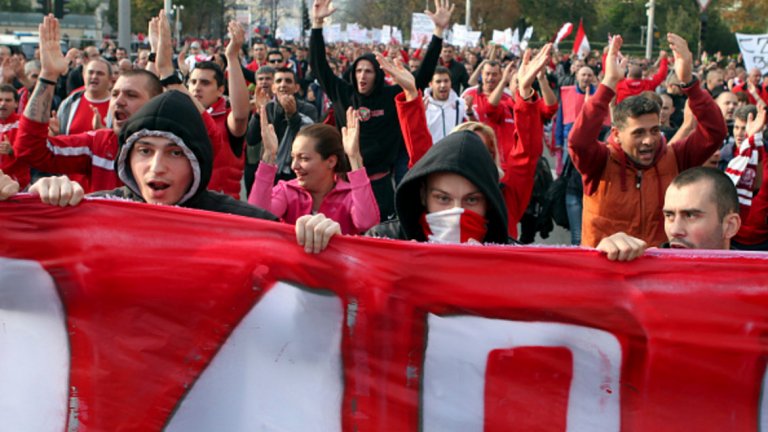 Кошмар №1 Любимият ви клуб просто изчезва
Да, този сценарий вече го изживяхме и у нас, но хубавото е, че клубът не може да бъде забравен и винаги ще живее чрез своите фенове. Пък кой знае, някой ден може и да възкръсне от пепелта като феникс.