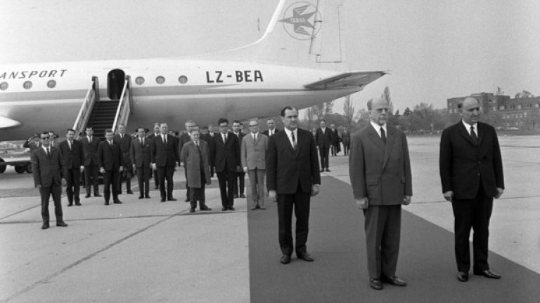 Живков заедно с лидера на ГДР Валтер Улбрих, а зад тях е правителственият Ил-18Д. Снимка: Архив на списание АЕРО