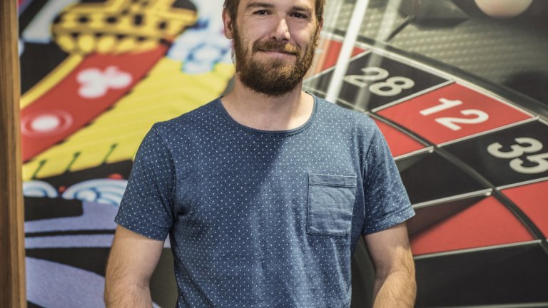 Тук (в София) е спокойно, не е като в Лондон, където всички бързат. С метрото никога не съм имал проблеми, а с такситата е ок, с някои фирми. Скоро ще си докарам и колата от Италия, защото мисля да остана тук за дълго.