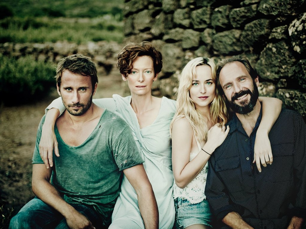 \"Голямото плискане\" (A Bigger Splash, 2015)
Защото лятото невинаги е идилия и е добре да разнообразиш с нещо повече от лигава любовна драма! Но лятото да бъде кошмар на фона на прелестни пейзажи, малък китен град и Тилда Суинтън, винаги придава пов