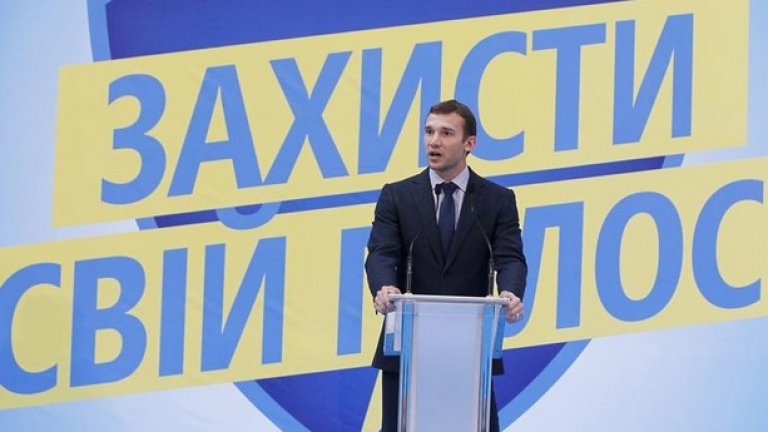 Андрий Шевченко
Любимецът на украинската нация неведнъж е демонстрира подкрепа за социалдемократическата партия, след което подкрепи и Виктор Юнукович за президент. След като се отказа от футбола, участва в изборите и бе кандидат за депутат, но партията му събра само 1 процент.