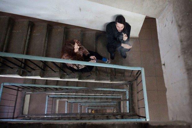 Андрей - студент от московския Арт Институт пали лулата си на стълбището пред стаята си. Той също е съгласен, че 12-ият етаж е най-подходящ за пушене