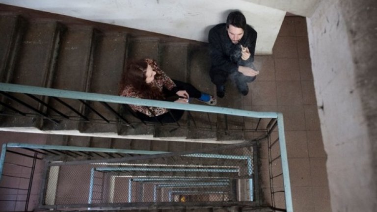 Андрей - студент от московския Арт Институт пали лулата си на стълбището пред стаята си. Той също е съгласен, че 12-ият етаж е най-подходящ за пушене