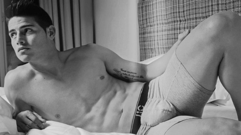 Хамес Родригес е единственият, който може да конкурира Роналдо в Реал.
Не само като класа на терена.
Колумбийският секссимвол има своя марка бельо, а в родината му е толкова популярен, че съпругата му Даниела настоява да не се прибират често...