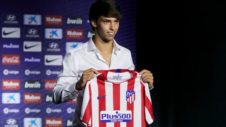 Когато студентът от Билбао Хуан Елордуй се качва на кораба от Саутхемптън обратно към дома през 1909 година, взима със себе си 50 футболни фланелки за местния отбор. Атлетик Билбао са в отчаяна нужда от нови екипи и така приемат червено-бялото райе на Саутхемптън. След това изпращат останалите фланелки към младежкия си отбор – Атлетико Мадрид. „Дюшекчиите“ са създадени само три години по-рано от трима баски като академия към Билбао. 110 години по-късно и Атлетико, и Билбао продължават да играят в елита и са известни по цял свят като „рохибланкос“.