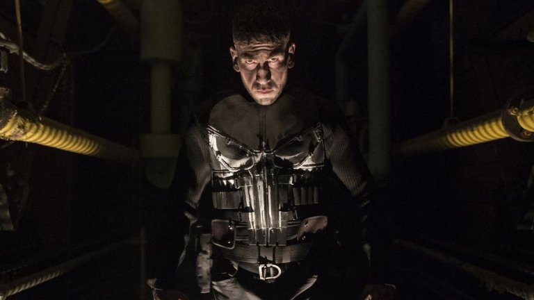 The Punisher
Да започнем с това, че Наказателят действително е един от най-бруталните и насилствени герои на Marvel. Той не страда от излишни морални скрупули и се бори със злото по най-директният възможен начин - отстранявайки го физически. Така че и шоуто на Netflix за този герои няма какво да е друго, освен кърваво и изпълнено с убийства и насилие. Джон Бърнтол се справя перфектно с ролята, а под ръцете му страдат всичките му врагове. Самият той също не се разминава без щети, като през почти половината сериал се разхожда между ръба на живота и смъртта.