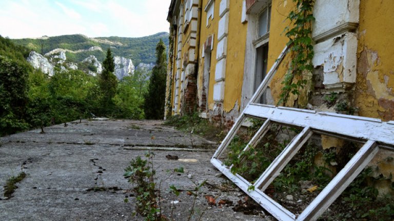 Металните парапети от терасата над входа са изрязани и днес тя се е превърнала в обикновена бетонна плоча, върху която падат отломките от други части на сградата