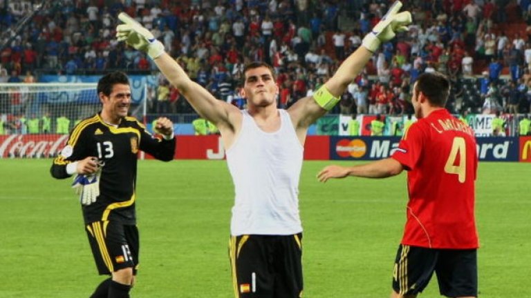 Евро 2008, 1/4-финал: Испания – Италия 0:0 (Испания спечели с 4:2 след изпълнение на дузпи)
Първа официална победа за Испания в дуела. Може да се каже, че всичко за „Ла роха“ започна тогава. Последваха две поредни европейски корони и световно злато между тях. „Виждах нервите по лицата на играчите. Постоянно им казвах, че ние сме по-добрият отбор и ще продължим“, спомня си Луис Арагонес. И го направиха. Икер Касияс спаси дузпи на Даниеле де Роси и Антонио ди Натале, а гол на Сеск Фабрегас класира испанците на 1/2-финалите. Бе сложен край на 74-годишното проклятие.