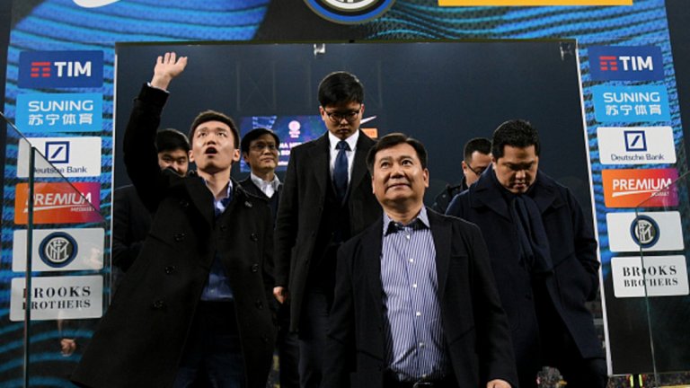 №4 Жан Джиндонг, Китай (Интер, 2016-17): 157,8 млн.
Топ 3 трансфери: Жоао Марио (40 млн.), Габигол (29,5 млн.), Антонио Кандрева (22 млн.)
Дербито между Милан и Интер от новия сезон ще е дерби между китайските новобогаташи Йонхон и Джиндонг. Преди китайският консорциум да завладее Интер в началото на миналия сезон, мажоритарен собственик на клуба бе индонезийският бизнесмен Ерик Тохир, с един процент повече акции от Морати. Италианецът обаче продаде своя дял и сега властта е в Китай. Само рекордните вложения през първия сезон не рефлектираха много добре върху представянето на отбора и той завърши едва седми, дори след Милан.