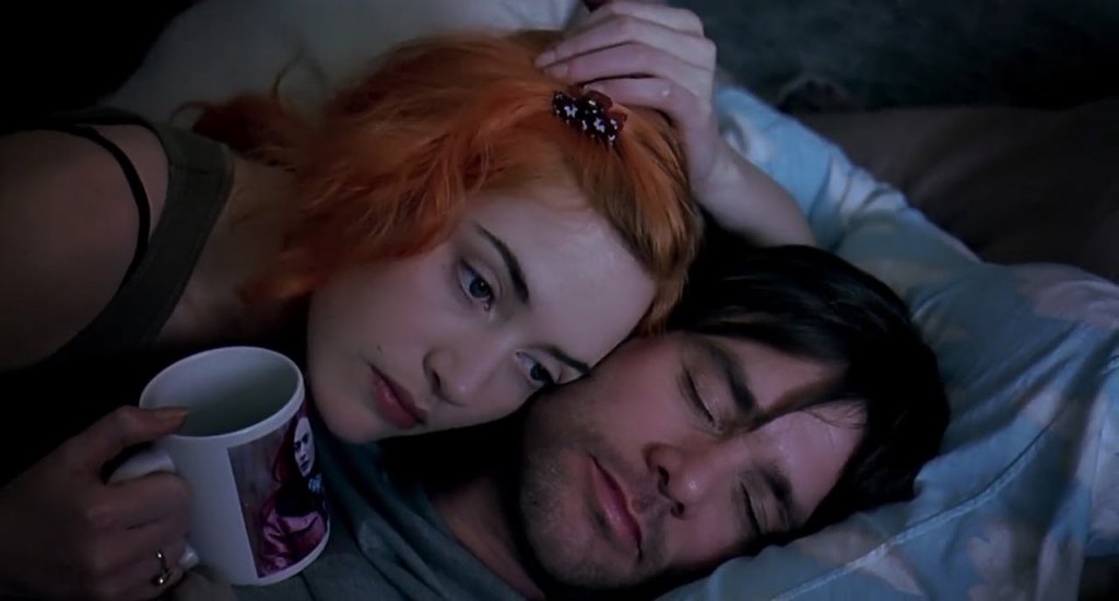 Eternal Sunshine of the Spotless Mind / "Блясъкът на чистия ум" 
Понякога имаме нужда и от такива филми - с романтика, но не точно романтични, поне не и в онзи типичен смисъл на думата. "Блясъкът на чистия ум" е от онези истории, които те карат да мислиш след това, да си задаваш въпроси и да възприемаш света с всичките си сетива. Какво бихте направили, ако пред себе си имахте възможността бързо и безболезнено да изтриете неприятните спомени - само с една малка, медицинска процедура. Да се отървете от болезнена любов. Когато героят на Джим Кери разбира, че бившата му приятелка точно по този начин го е изтрила от ума си, той решава да направи същото. Но когато спомените за бившата му половинка Клемънтайн започват да избледняват, героят внезапно осъзнава колко много я обича.