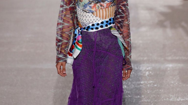 Според института Pantone той е умиротворяващ, в него липсва острота или напрежение. Определян е и като цвят, който да носите, когато искате да сте неутрални. И също дава възможност за смели комбинации.   
Модел на Missoni от Модната седмица в Милано.