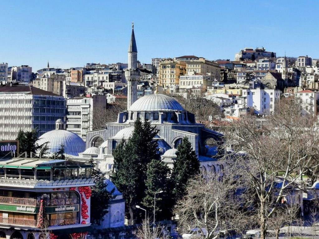 Истанбул, който ври и кипи под притворения похлупак