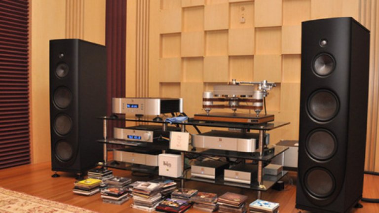 Американците: tам всичко е голямо и hi-tech. Kомпанията  MAGICO  е създадена преди 10 години. Тонколоните, които произвежда, са конструирани изцяло от метали, основно алуминий. Използват се компютърни модели на проектиране, CAD звукови симулатори и емулатори