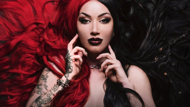 New Years Day (Аш Костело) - Come For Me
Хей, никой не е казал, че ги редим по най-добър глас. Аш Костело, вокалистката на бандата, със сигурност не би оглавила една такава класация. Но от първите си стъпки в MySpace (you 'member?) до ден днешен бандата определено се разви - в смисъл, че съставът претърпя десетки промени, а Аш остава единствената константа. И има защо - тя е продаваемото лице на групата и залага на визията си, за да набира нови почитатели. Няма да спорим - това работи.