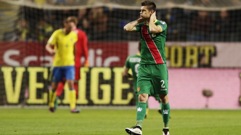 Страхил Попов се държи за главата в момент от поредния неуспешен мач на националите