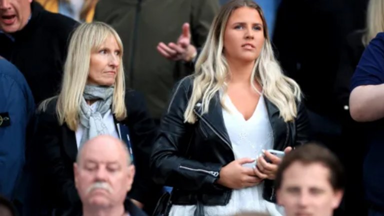 Коя е жената до новата звезда на Арсенал?