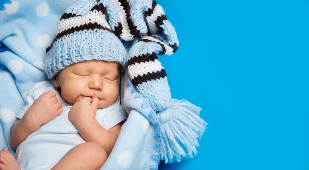 новородено, синьо, бабе с шапка,