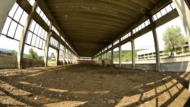 На територията на комбината някога е имало 4 производствени халета, ремонтно-механичен цех за направа и поддържане на метални кофражни форми, лаборатория за изпитване качеството на бетона, арматурен двор, бетонов възел, сушилни и различни постройки със спомагателни функции