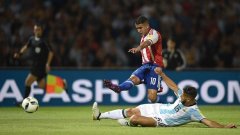 Дерлис Гонсалес бележи победния гол за Парагвай.