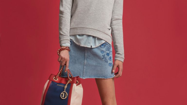 Основното вдъхновение за тази визия са класическите колежански униформи, които съдържат къса пола, блуза с якичка и спортна блуза, като завършек . По-този начин постигаме детайлност, но и запазваме класическата визия. Комбинирана е с чанта, вдъхновена от удобните торби, но в стилен вариант от Trussardi Jeans. Якичката и полата са изцяло в деним тренда - така нашумял в момента. Общият силует е на колежански аутфит, но в същност не е точно това – ватираната блуза GAS съчетана с черната панделка отразява завръщането на спорта в модата. Горните дрехи са изцяло oversized, което създава и модния бокс силует.