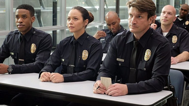 The Rookie - 16 октомври
Нейтън Филиън досега е доказал, че и с малко може да прави страхотно шоу. Сега обаче той влиза в ролята на 40-годишен мъж, загубил половинката си и мотивацията си за живот. И единственото решение пред него е да се опита да стане полицай в Лос Анджелис. Сериалът проследява неговия път към това да бъде истински служител на реда - отношенията с партньора му, с бившата му съпруга, с капитана, който въобще не го харесва и го смята за ходеща опасност. Тук героят на Филиън се очертава да бъде доста по-мрачен, отколкото сме свикнали, и доста по-зрял и драматичен. Ще се види дали този експеримент ще бъде успешен.