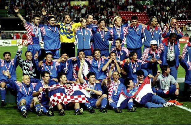Хърватия 1998 г. Легендата за шахматистката фланелка тръгва от тук - Мондиал 98. Хърватия стигна до бронза.