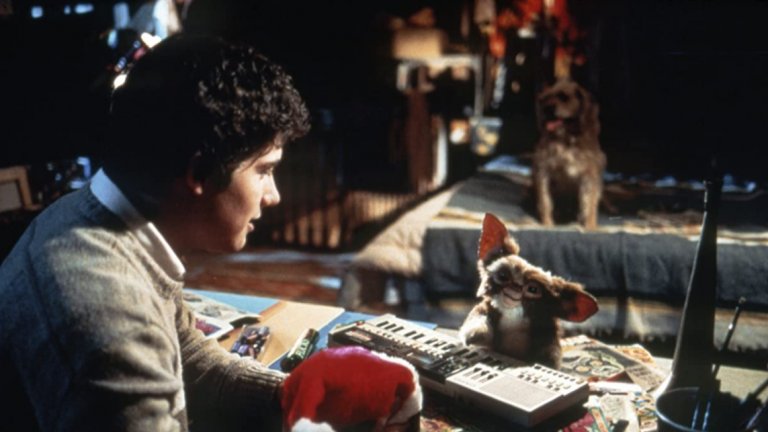 "Гремлини"
Култовата класика за момче, което получава домашен любимец със свръхестествени способности, е сред малкото филми на ужасите с коледна тематика. Освен това запълва и празнината за истории със социопати-убийци с размерите на котка.