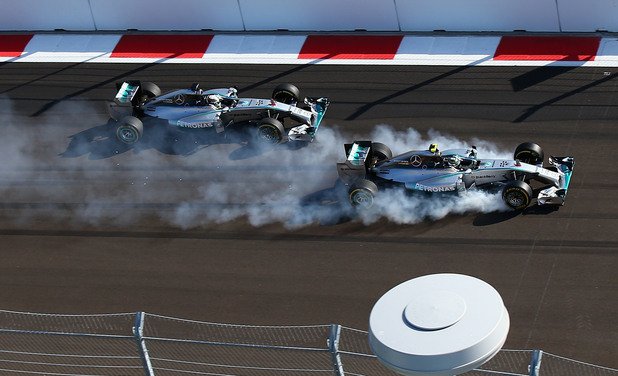 Люис Хамилтън и Нико Розберг проведоха оспорвана битка за титлата във Формула 1 продължила до последния старт за сезона