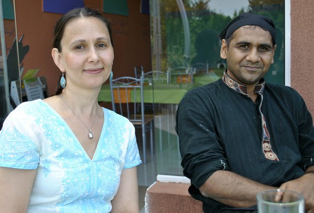 Радослава и Саиф са собственици и готвачи в ресторант Punjabi Food в Студентски град