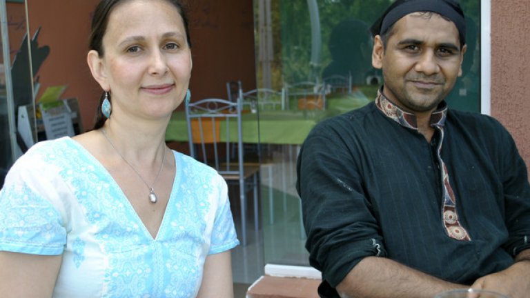 Радослава и Саиф са собственици и готвачи в ресторант Punjabi Food в Студентски град