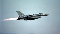 От няколко години упорито на България се пласира точно такава оферта - употребявани F-16 от Португалия, които са произведени през 1983-1984 г. и имат около 15 години остатъчен живот (при 30+ за новопроизведен) 