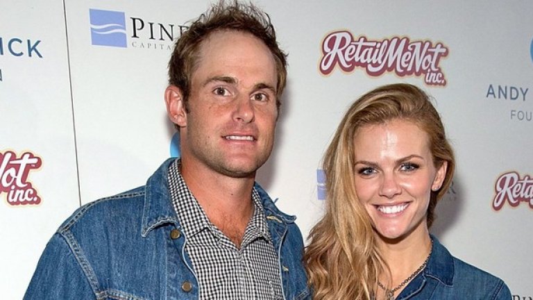 Бруклин Декър и Анди Родик
Американският тенисист постигна много в кариерата си, но голямото му завоевание е извън корта. Когато той се ожени за красивата Бруклин Декър, тя беше модел и се появяваше из списания, каталози и реклами. Няколко години след брака им, Бруклин навлезе в актьорската професия и записа роли в холивудски филми като "Жена назаем", "Бойни кораби" и "Очаквай неочакваното". Наложи се и в телевизията - беше основно действащо лице в сериала Friends With Better Lives, а напоследък може да бъде видяна в "Грейс и Франки". Продължава да записва участия в реклами и да се изявява като модел, с което изпреварва Родик, спечелил малко над 20 млн. долара в своята тенис кариера.