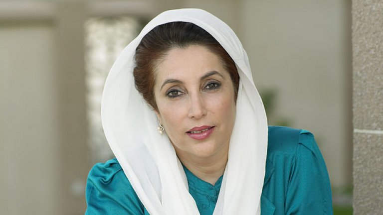Първата жена - два мандата премиер на Пакистан, решителна, горда и наистина красива. След като изтича мандата й заминава в чужбина: Лондон и Дубай. Връща се в родината си и отново се опитва да се върне на върха. Но на 27 декември 2007 година е убита в клането при Равалпинди. С нея умират още 25 души.