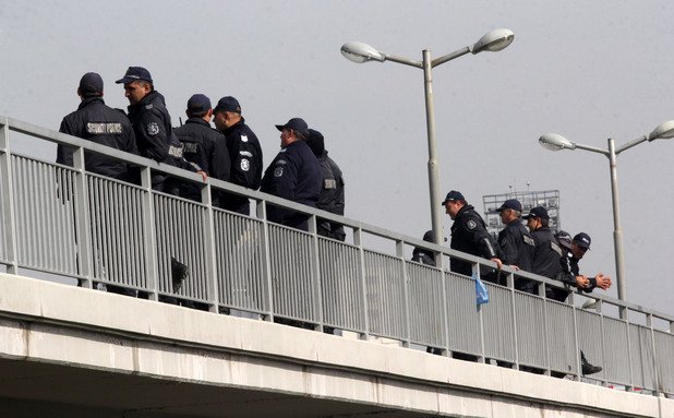 Полицаи пазят всички изходи на "Арена Армеец"
