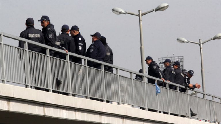 Полицаи пазят всички изходи на "Арена Армеец"