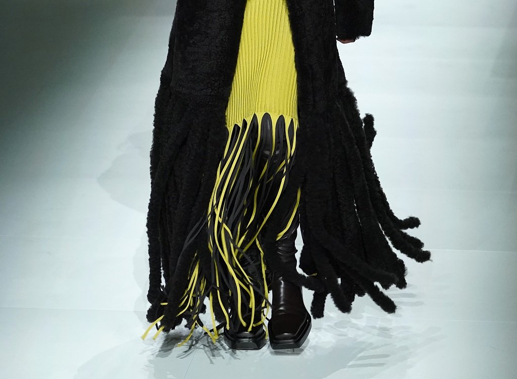 Дълги ресни
Доколко са практични е друга тема. Въпросът е, че ресните са сред трендовете, които се откроиха на модния подиум, както за есента, така и за зимата. Разликата е, че онези, които ще слагаме през зимния сезон, са по-дълги и падат свободно и ефектно над ботушите.