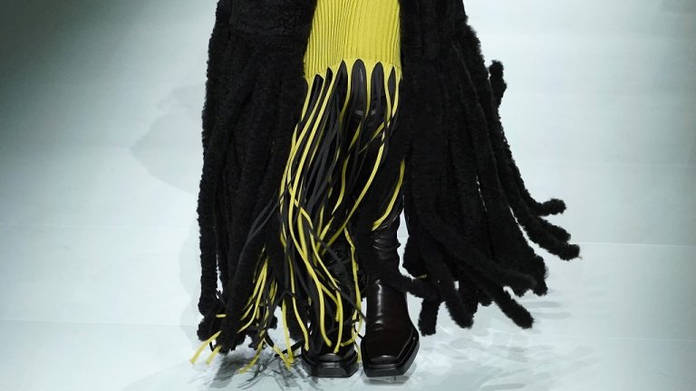 Дълги ресни
Доколко са практични е друга тема. Въпросът е, че ресните са сред трендовете, които се откроиха на модния подиум, както за есента, така и за зимата. Разликата е, че онези, които ще слагаме през зимния сезон, са по-дълги и падат свободно и ефектно над ботушите.